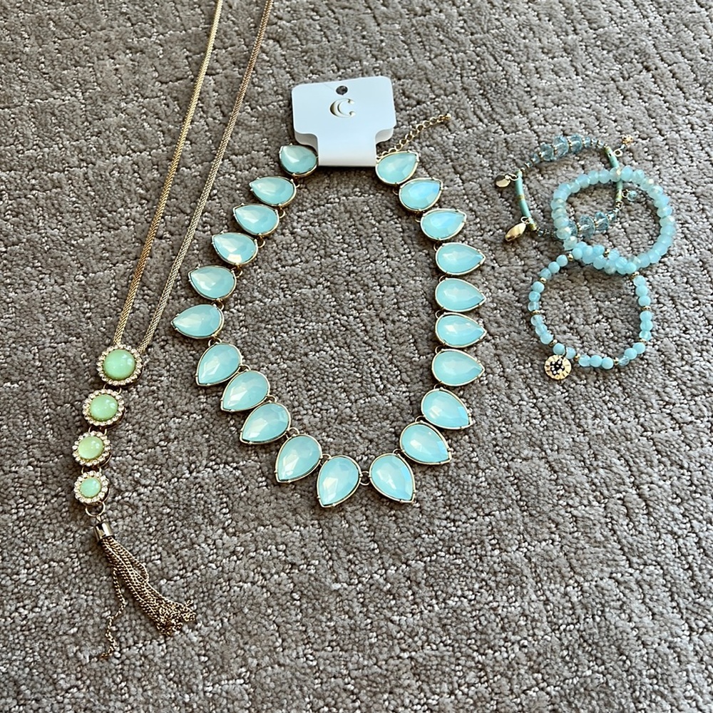 Charming Charlie necklace bracelet set blue